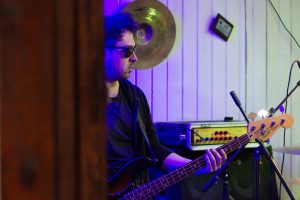 Bajista-04-tocando